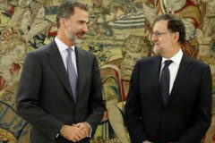 El rey encarga formar Gobierno a Rajoy con el consentimiento del PSOE El conservador Mariano Rajoy volverá a intentar formar gobierno en España tras recibir el mandato del rey Felipe VI, que el martes constató que tiene apoyos para ser investido presidente tras la histórica abstención del Partido Socialista. En la imagen, e