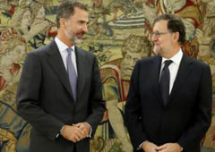 El conservador Mariano Rajoy volverá a intentar formar gobierno en España tras recibir el mandato del rey Felipe VI, que el martes constató que tiene apoyos para ser investido presidente tras la histórica abstención del Partido Socialista. En la imagen, e