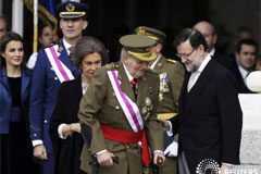 El Rey reaparece tras su operación en una Pascua Militar acortada El Rey reaparece tras su operación en una Pascua Militar acortada