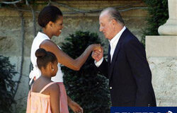 Los Reyes reciben a Michelle Obama y su hija en Mallorca Michelle Obama y su hija Sasha saludan al rey Juan Carlos I en Marivent, el 8 de agosto de 2010.