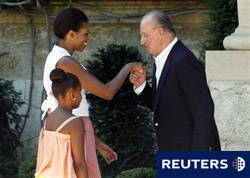 Michelle Obama y su hija Sasha saludan al rey Juan Carlos I en Marivent, el 8 de agosto de 2010.