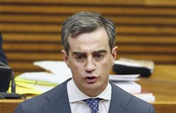 El PP califica de «montaje» el informe de financiación ilegal Ricardo Acosta en un atril