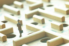 Los trabajadores especialmente sensibles y su tratamiento en prevención de riesgos laborales: definición y detección Un muñequito sorteando agujeros.