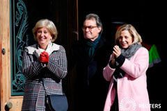 Artur Mas, condenado a dos años de inhabilitación por el 9-N Mas (C) y las exconsejeras Irene Rigau (I) y Joana Ortega abandonan el tribunal tras el jucio celebrado en Barcelona, el 6 de febrero de 2017