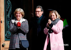 Mas (C) y las exconsejeras Irene Rigau (I) y Joana Ortega abandonan el tribunal tras el jucio celebrado en Barcelona, el 6 de febrero de 2017