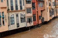 Sánchez promete ayudas a zonas turísticas afectadas por el temporal «Gloria» Residentes miden el nivel del río Onyar tras el paso de la borrasca Gloria por Girona, España, el 22 de enero de 2020.