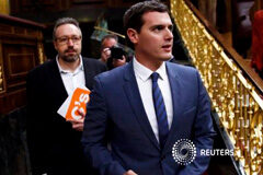 C’s ganaría 20 escaños y rozaría la mayoría con el PP en nuevas elecciones El líder de Ciudadanos Albert Rivera (D) y su compañero diputado Juan Carlos Girauta llegan a la sesión del debate de investidura en Congreso de los Diputados en Madrid, el 4 de marzo de 2016