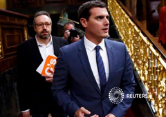 El líder de Ciudadanos Albert Rivera (D) y su compañero diputado Juan Carlos Girauta llegan a la sesión del debate de investidura en Congreso de los Diputados en Madrid, el 4 de marzo de 2016