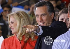 Romney y su mujer Ann celebran la victoria en Tampa, Florida, el 31 de enero de 2012