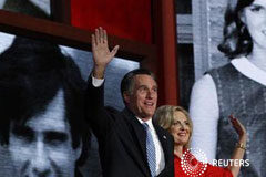 Los republicanos nominan a Romney como candidato a presidente Mitt Romney y su esposa Ann saludan con el telón de fondo de fotos familiares durante la convención republicana en Tampa