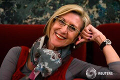 A FONDO-Rosa Díez, la aspirante a acabar con el bipartidismo Díez posando para un fotógrafo en el Congreso de los Diputados en Madrid el 21 de mayo