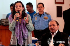 Protestas contra Gobierno en Nicaragua continúan pese a diálogo mediado por Iglesia Católica La vicepresidenta de Nicaragua, Rosario Murillo, habla mientras su marido, el presidente Daniel Ortega, escucha en el primer diálogo tras una serie de violentas protestas contra su gobierno en Managua. 16 de mayo 2018