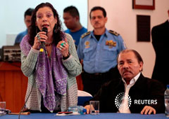 La vicepresidenta de Nicaragua, Rosario Murillo, habla mientras su marido, el presidente Daniel Ortega, escucha en el primer diálogo tras una serie de violentas protestas contra su gobierno en Managua. 16 de mayo 2018