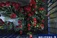 ETA dice que el desarme está en su agenda Rosas rojas en memoria de las víctimas de ETA