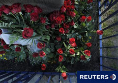 Rosas rojas en memoria de las víctimas de ETA