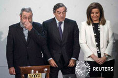 Juan Rosell, reelegido al frente de la CEOE Rosell (C) entre el secretario general de UGT, Cándido Méndez (I), y la ministra de Empleo, Fátima Báñez, en Madrid el 15 de diciembre de 2014