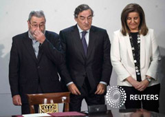 Rosell (C) entre el secretario general de UGT, Cándido Méndez (I), y la ministra de Empleo, Fátima Báñez, en Madrid el 15 de diciembre de 2014
