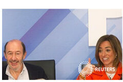 PREVIA -El PSOE aspira a regenerarse con un nuevo líder conocido Dos candidatos a secretario general del Partido Socialista, Alfredo Pérez Rubalcaba (a la izquiera) y Carme Chacón en una reunión del comité federal del partido en Madrid, el 8 de enero de 2012