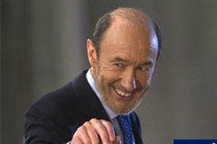 Rubalcaba presiona a Rajoy sobre el programa oculto del PP Alfredo Pérez Rubalcaba, saluda al término del debate televisado con Mariano Rajoy