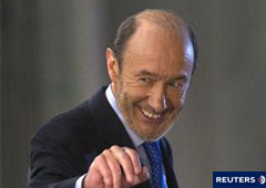 Alfredo Pérez Rubalcaba, saluda al término del debate televisado con Mariano Rajoy