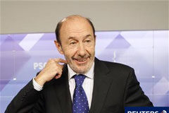 El PSOE debatirá cómo salir de la crisis sin tocar el bienestar Rubalcaba, antes de una rueda de prensa en Madrid, el 28 de septiembre de 2011