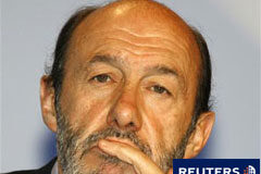 España desmanteló 561 grupos de crimen organizado en 2009 Rubalcaba se dirige a la prensa.