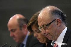 Bruselas envió inspectores para revisar el presupuesto de España Cristóbal Montor, Soraya Sáenz de Santamaría, de Guindos, durante una rueda de prensa posterior al Consejo de Ministros