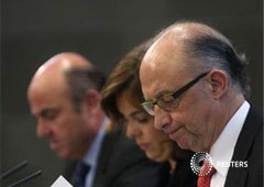 Cristóbal Montor, Soraya Sáenz de Santamaría, de Guindos, durante una rueda de prensa posterior al Consejo de Ministros