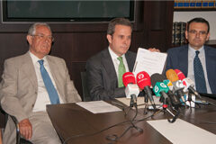 A AENA se le abre un roto Manuel Iglesias, Luis Vericat y Manuel Balado, durante la rueda de prensa