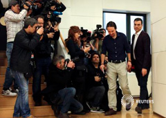El líder socialista Pedro Sánchez (derecha) y el de Podemos (Pablo Iglesias) llegan para reunirse en el Congreso en Madrid, 30 de marzo de 2016