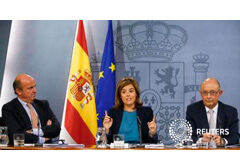 España experimentará crecimiento medio del 3,5 pct del PIB en 2015- fuente Economía El ministro de Economía, Luis de Guindos (a la izquierda), de la vicepresidenta del Gobierno Soraya Saenz de Santamaria, y del ministor de Hacienda Cristobal Montoro (derecha) durante una rueda de prensa posterior al Consejo de Ministros en Madrid el 26 d