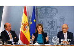 El ministro de Economía, Luis de Guindos (a la izquierda), de la vicepresidenta del Gobierno Soraya Saenz de Santamaria, y del ministor de Hacienda Cristobal Montoro (derecha) durante una rueda de prensa posterior al Consejo de Ministros en Madrid el 26 d