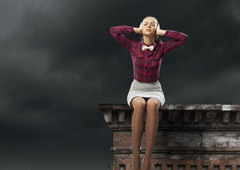 persona subida en la azotea tapándose los oídos