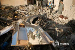 Israel continúa castigando a Gaza por tercer día consecutivo Un palestino traslada pertenencias de una casa que la policía dijo fue destruida por un ataque israelí en Gaza el 10 de julio de 2014