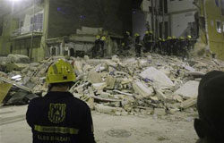 Al menos 5 muertos al colapsar un edificio en Palma os bomberos buscan supervivientes en el edificio derrumbado en Palma de Mallorca, el 26 de octubre de 2009.