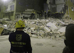 os bomberos buscan supervivientes en el edificio derrumbado en Palma de Mallorca, el 26 de octubre de 2009.