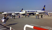 Dos aviones de Ryanair en un aeropuerto esperando a la tripulación.