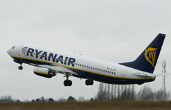 El Juzgado de lo Mercantil número 1 de Madrid prohíbe la cancelación de reservas de Ryanair El Juzgado de lo Mercantil número 1 de Madrid prohíbe la cancelación de reservas de Ryanair