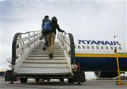 Los motivos de Ryanair, según Ryanair y según las webs. Unos pasajeros subiendo al avión de la compañía Ryanair
