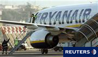 La CE insta a Ryanair a respetar las reservas de billetes ya adquiridos en agencias de viaje 'online'. Un avión de la compañía Ryanair