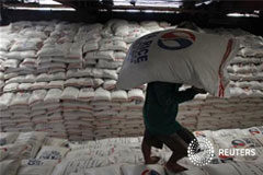 La FAO no ve necesidad de una cumbre por el precio de alimentos Un hombre carga un saco de arroz en Bicutan, al sur de Manila