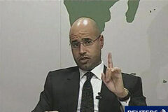El hijo de Gadafi advierte sobre una guerra civil Saif al Islam, uno de los hijos de Gadafi, en un gesto durante su intervención en la televisión estatal en la capital, Trípoli.
