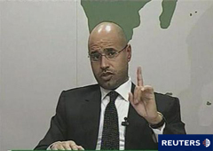 Saif al Islam, uno de los hijos de Gadafi, en un gesto durante su intervención en la televisión estatal en la capital, Trípoli.