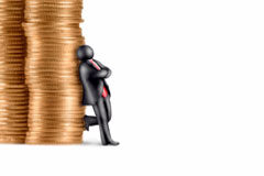 CEOE y CEPYME resaltan que empresarios y sindicatos ya pactaron y cumplen una importante moderación salarial Un muñeco apoyado en un montón de dinero