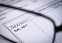 Guía para la aplicación de la igualdad retributiva entre hombres y mujeres Palabra salary aumentada por el cristal de unas gafas