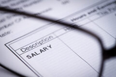 Guía para la aplicación de la igualdad retributiva entre hombres y mujeres Palabra salary aumentada por el cristal de unas gafas