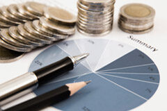 Incremento del SMI y contratación de personas con discapacidad Monedas sobre un gráfico