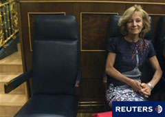 Salgado es fotografiada en su escaño en el Congreso de los Diputados en Madrid el 23 de agosto de 2011.