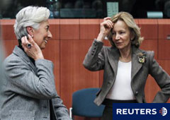 Salgado (D) habla con la ministra francesa de Finanzas, Christine Lagarde, en una reunión en Bruselas el 17 de enero de 2011.