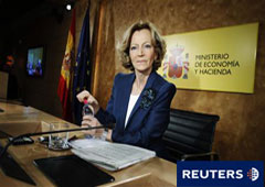 La ministra de Economía, Elena Salgado, antes de una rueda de prensa en la sede del ministerio en Madrid el 24 de enero.